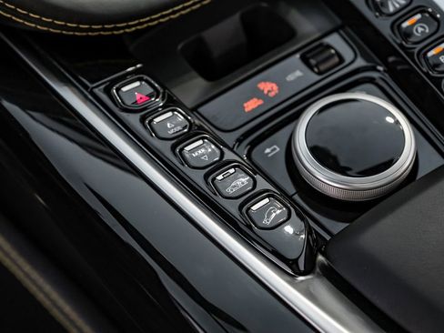 Used 2021 Aston Martin DBX image 27