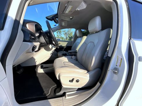 Used 2019 Chrysler Pacifica Touring-L Plus FWD image 11