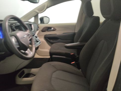 Used 2023 Chrysler Voyager LX FWD image 17