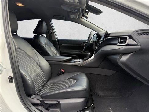 Used 2022 Toyota Camry SE w/ Cold Weather Package image 17