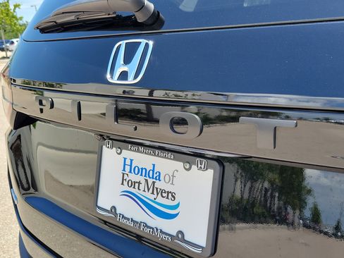 Used 2025 Honda Pilot Touring image 8