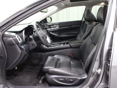 Used 2019 Nissan Maxima Platinum w/ Sport Mat Group FWD image 3