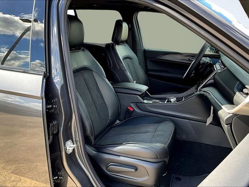 New 2025 Jeep Grand Cherokee Laredo image 8