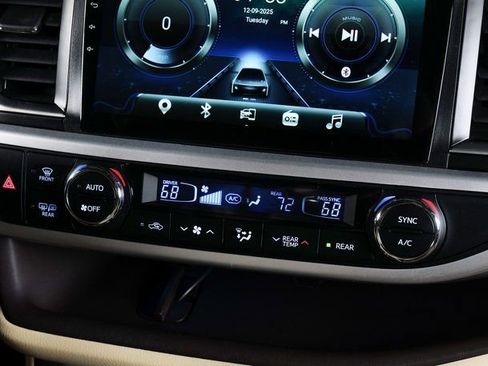 Used 2018 Toyota Highlander AWD V6 image 14