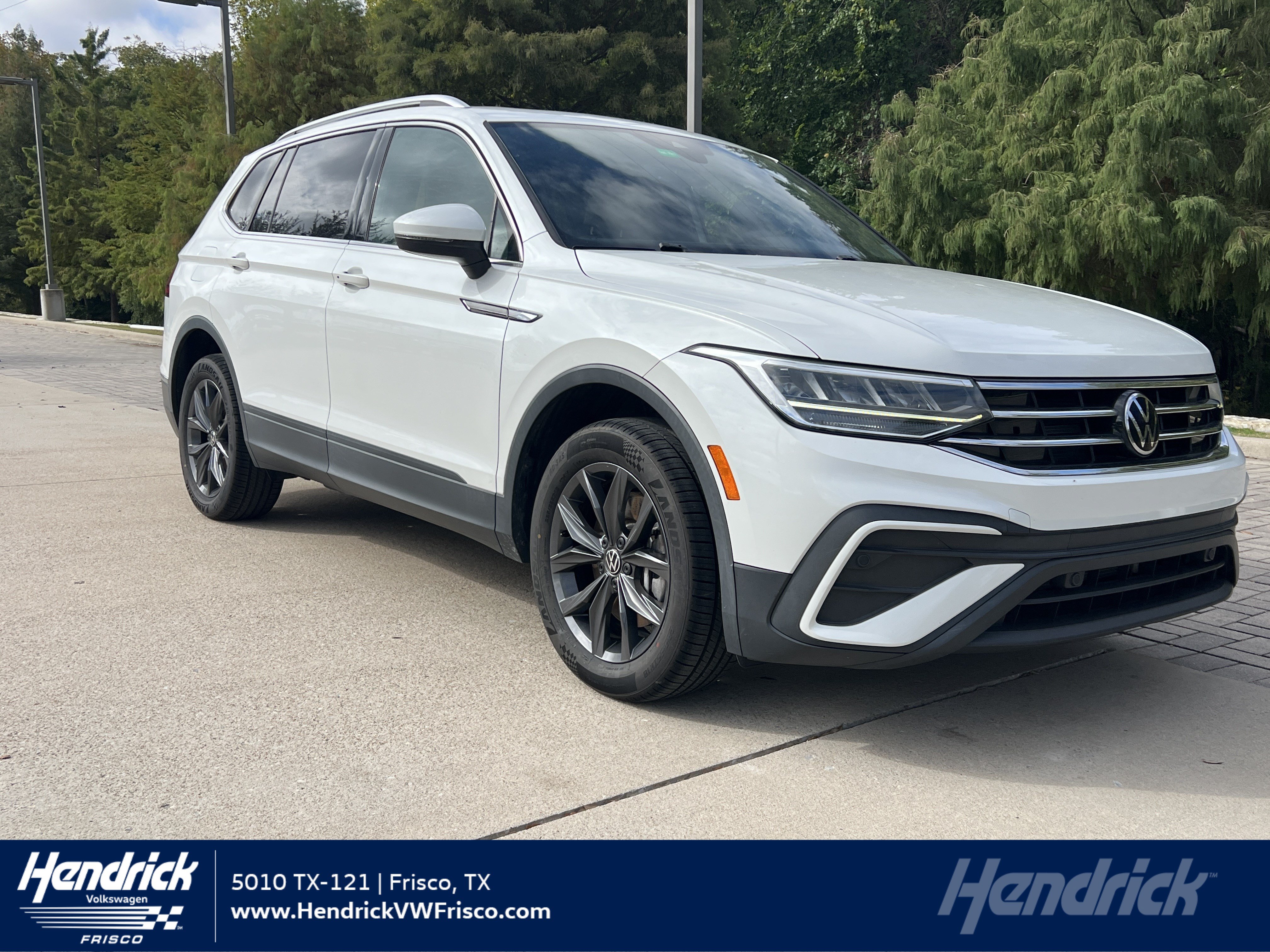Used 2023 Volkswagen Tiguan SE w/ Panoramic Sunroof Package FWD image 1
