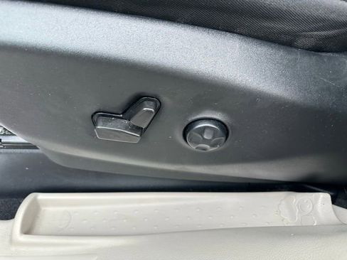 Used 2022 Chrysler Voyager LX image 22