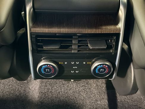 Used 2025 Land Rover Range Rover Long Wheelbase SE image 20