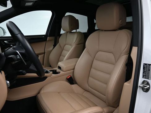 Certified 2025 Porsche Macan AWD/4WD image 5
