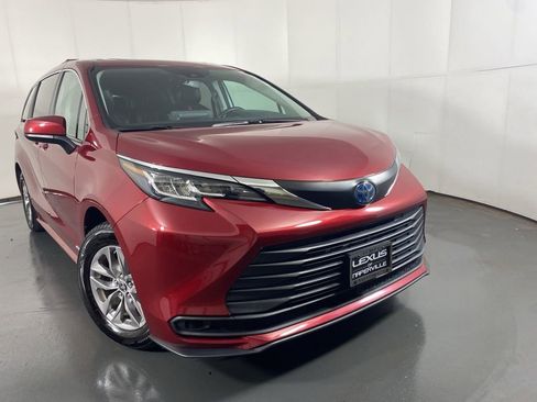 Used 2021 Toyota Sienna LE w/ LE Plus Package AWD/4WD image 2