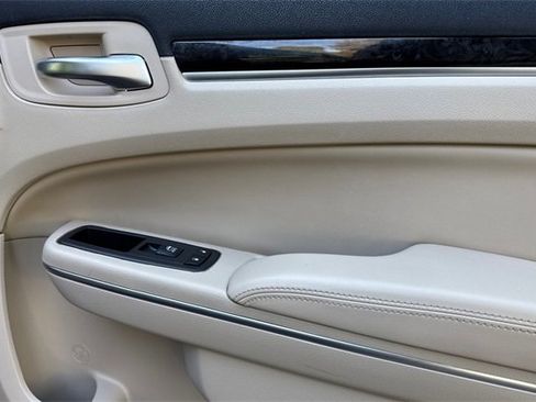 Used 2014 Chrysler 300 image 19