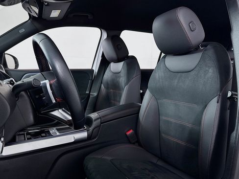 Used 2025 Mercedes-Benz GLB 250 GLB 250 image 17