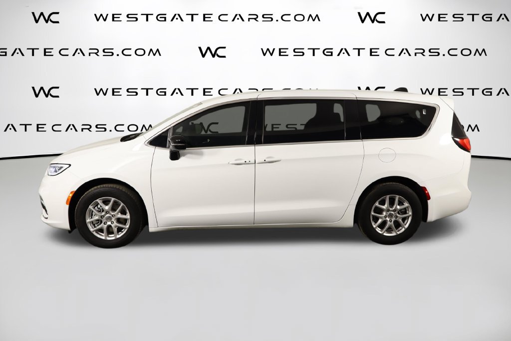 Used 2025 Chrysler Pacifica Select FWD image 5