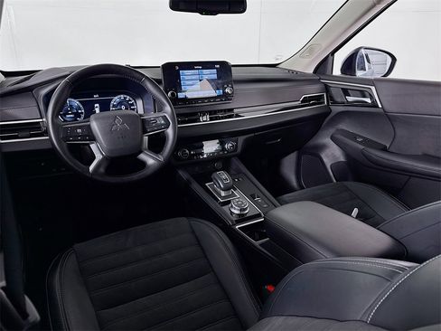 Used 2023 Mitsubishi Outlander SE image 28