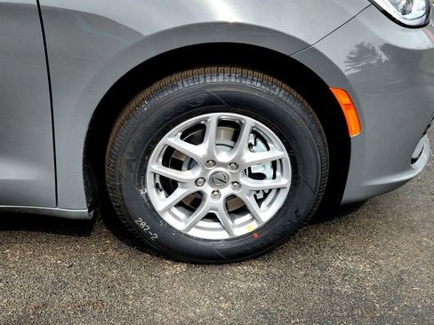 New 2025 Chrysler Pacifica Select image 9