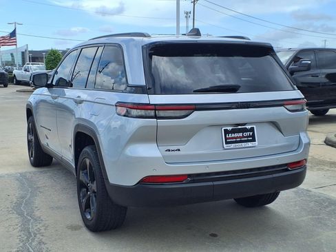 Used 2025 Jeep Grand Cherokee Altitude AWD/4WD image 2