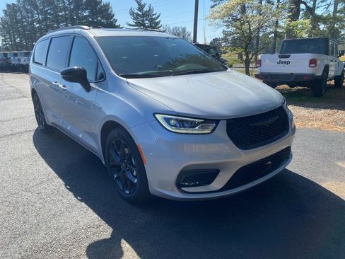 New 2026 Chrysler Pacifica Limited w/ S Appearance Package image 3