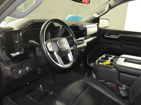 Used 2025 GMC Sierra 1500 SLT image 2