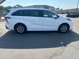 Used 2022 Toyota Sienna LE image 2