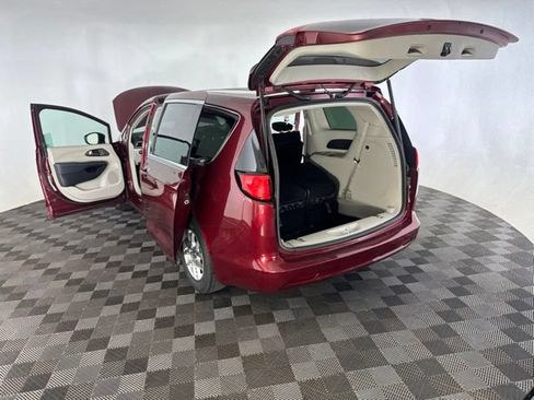 Used 2023 Chrysler Voyager LX FWD image 16