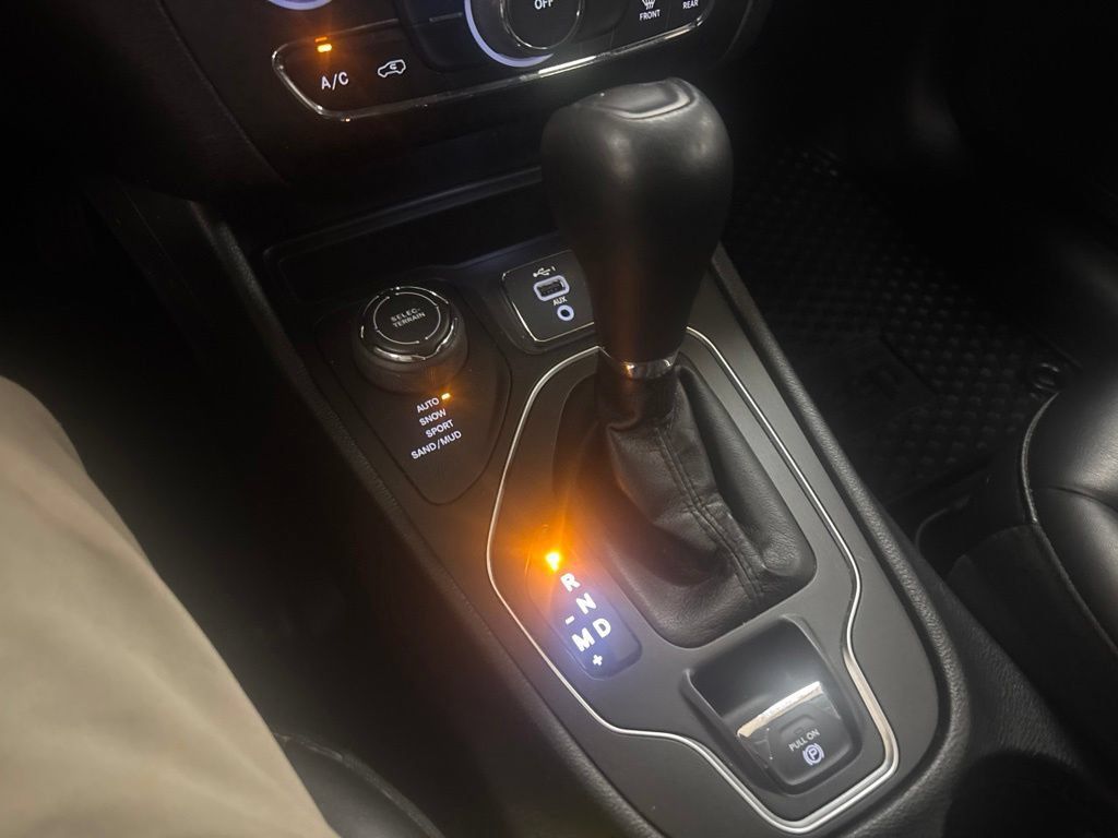 Used 2019 Jeep Cherokee Latitude Plus w/ Cold Weather Group AWD/4WD image 17