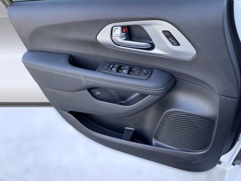 New 2024 Chrysler Pacifica Limited w/ Uconnect Theater Family Group image 10