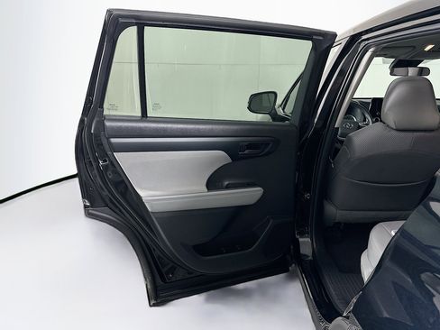 Used 2024 Toyota Highlander LE image 26