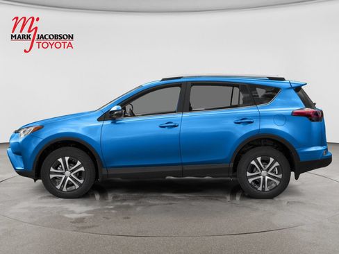 Used 2017 Toyota RAV4 LE FWD image 4