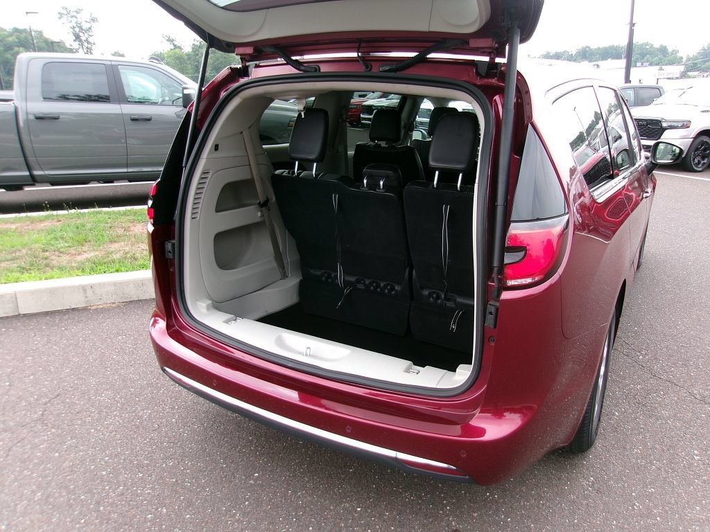 Certified 2023 Chrysler Pacifica Touring-L FWD image 16