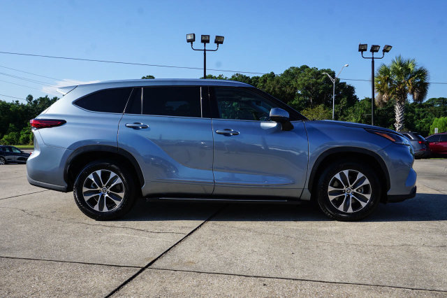 Used 2021 Toyota Highlander XLE FWD image 3