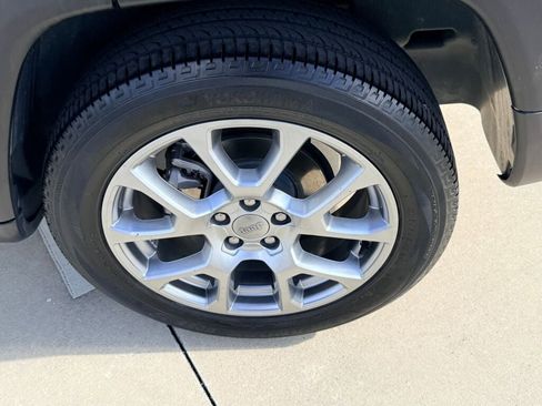 Used 2022 Jeep Compass Latitude image 9