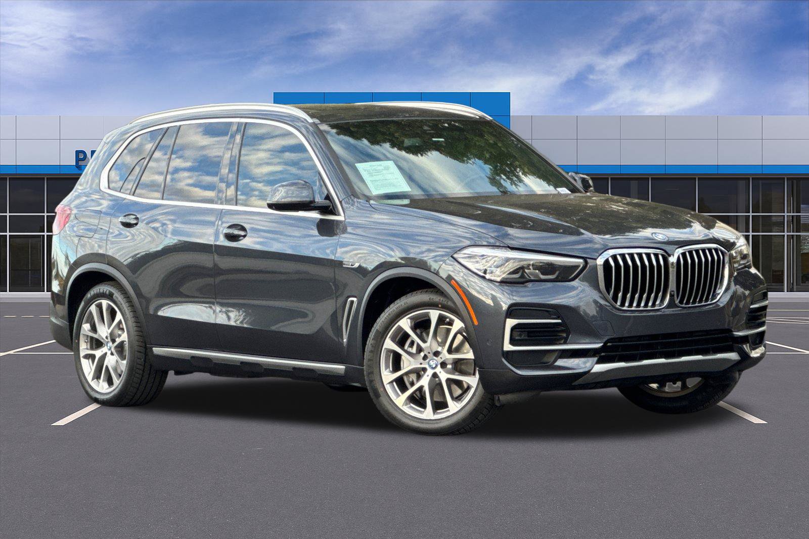 Used 2022 BMW X5 xDrive45e w/ Parking Assistance Package AWD/4WD image 2