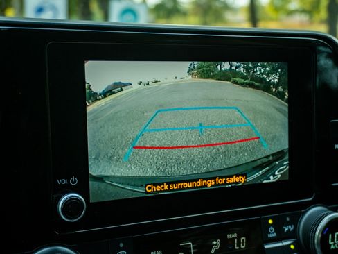 Used 2023 Toyota Highlander XLE FWD image 26