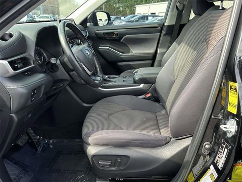 Used 2023 Toyota Highlander L image 4