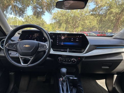 Used 2025 Chevrolet Trax LT w/ LT Convenience Package FWD image 32