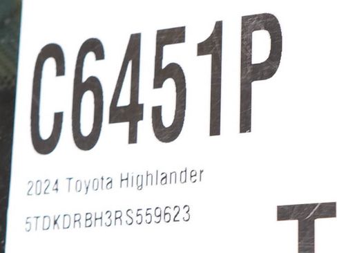 Used 2024 Toyota Highlander XLE AWD/4WD image 30