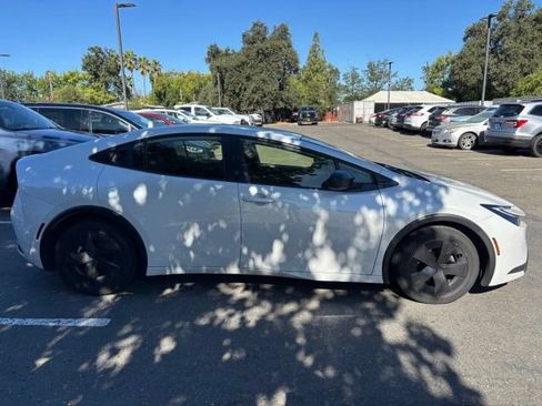 Used 2023 Toyota Prius LE FWD image 3