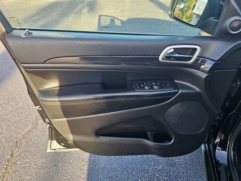 Used 2020 Jeep Grand Cherokee Laredo w/ Laredo X Package image 14