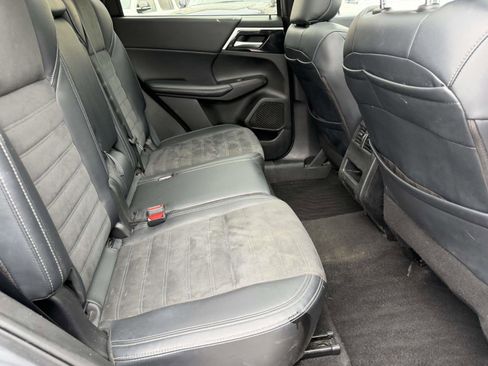 Used 2024 Mitsubishi Outlander FWD image 17