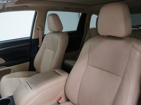 Used 2016 Toyota Highlander Limited Platinum FWD image 11