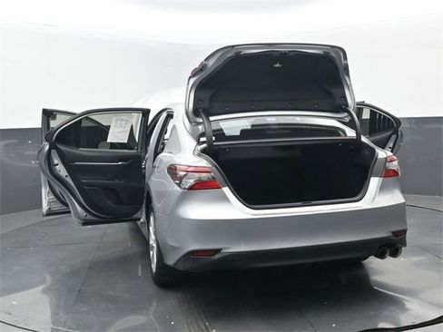 Used 2021 Toyota Camry LE image 37