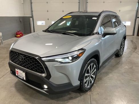 Used 2023 Toyota Corolla Cross XLE image 3