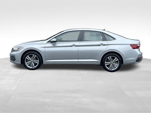 Used 2024 Volkswagen Jetta SE image 4