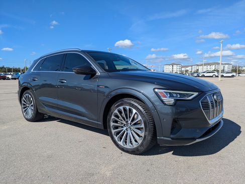 Used 2019 Audi e-tron Prestige w/ Prestige Package image 2