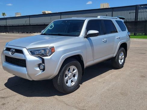 Used 2018 Toyota 4Runner SR5 AWD/4WD image 4