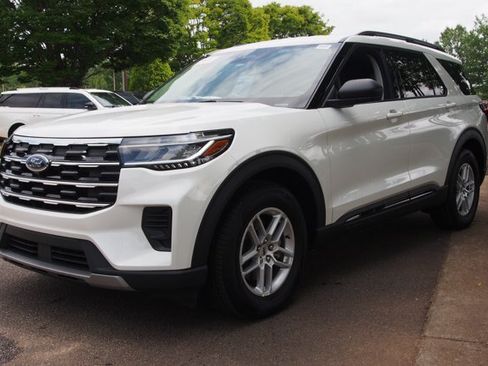 Certified 2026 Ford Explorer Active RWD image 3