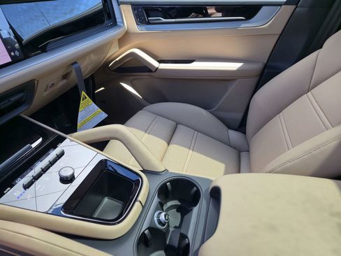 New 2025 Porsche Cayenne image 28