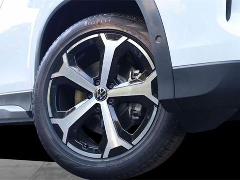 New 2025 Volkswagen Tiguan SE image 3