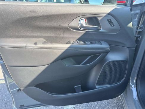 New 2025 Chrysler Pacifica Select FWD image 25