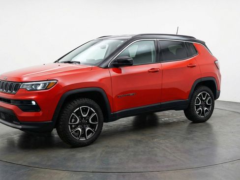 Used 2025 Jeep Compass Trailhawk AWD/4WD image 3