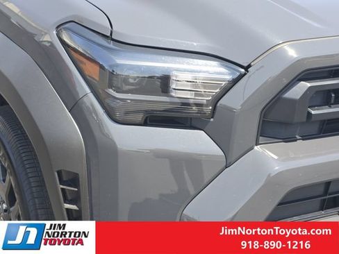 Used 2025 Toyota 4Runner SR5 AWD/4WD image 9